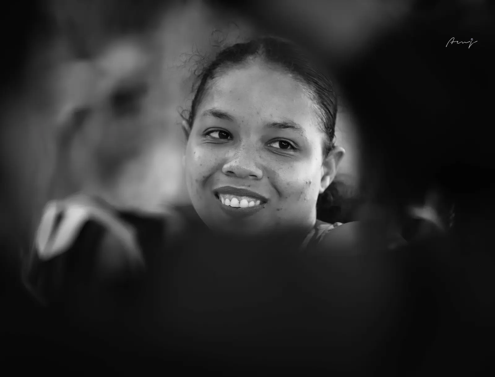 Portrait — Sourire (noir et blanc)